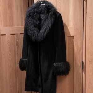 Three button wool coat with curly lamb collar